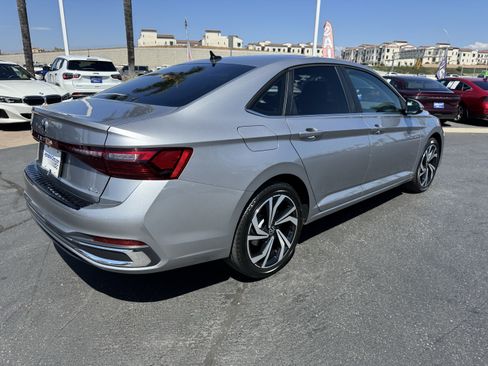 Used 2025 Volkswagen Jetta SEL FWD image 9