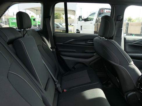 Used 2025 Jeep Grand Cherokee Laredo X image 20