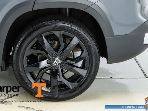 Used 2023 Volkswagen Taos SE w/ Panoramic Sunroof Package image 6