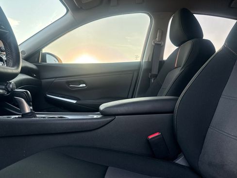 Certified 2025 Nissan Sentra SR FWD image 33
