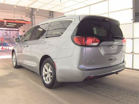 Used 2020 Chrysler Pacifica Limited FWD image 8