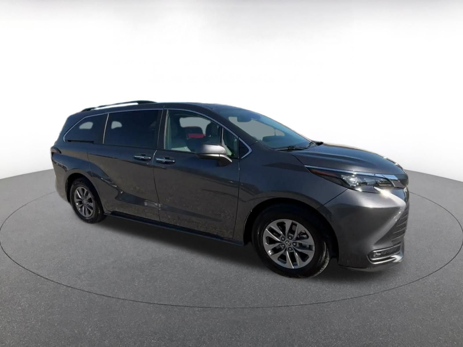 Used 2025 Toyota Sienna XLE FWD image 2