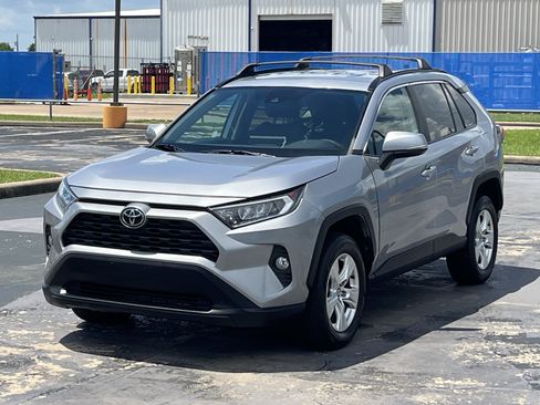 Used 2020 Toyota RAV4 XLE AWD/4WD image 5