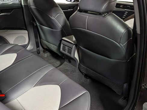 Used 2020 Toyota Camry XLE image 38