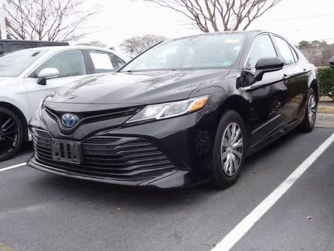 Used 2018 Toyota Camry LE image 1