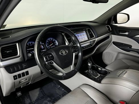 Used 2015 Toyota Highlander XLE AWD/4WD image 12
