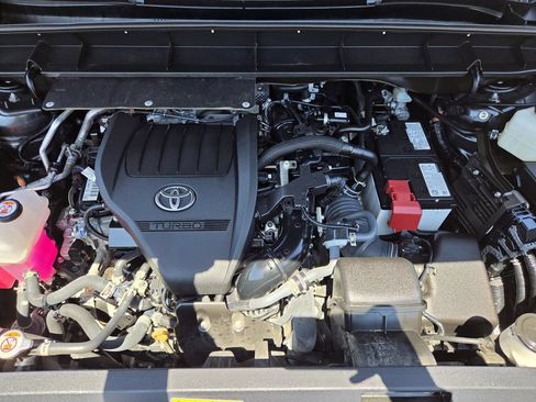 Used 2025 Toyota Highlander LE FWD image 31