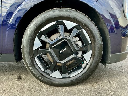 Used 2025 Kia Carnival EX image 20