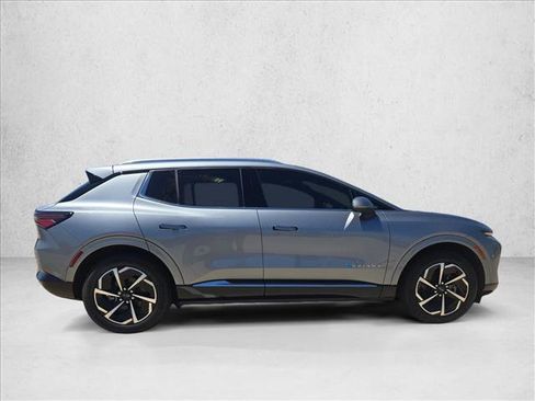 Used 2025 Chevrolet Equinox EV LT image 4