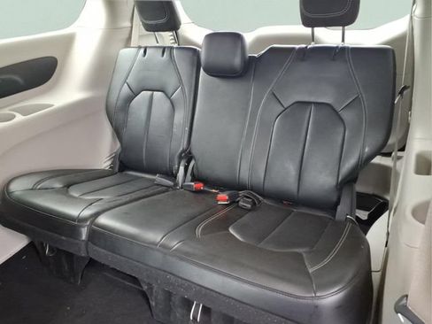 Used 2023 Chrysler Pacifica Touring-L FWD image 22