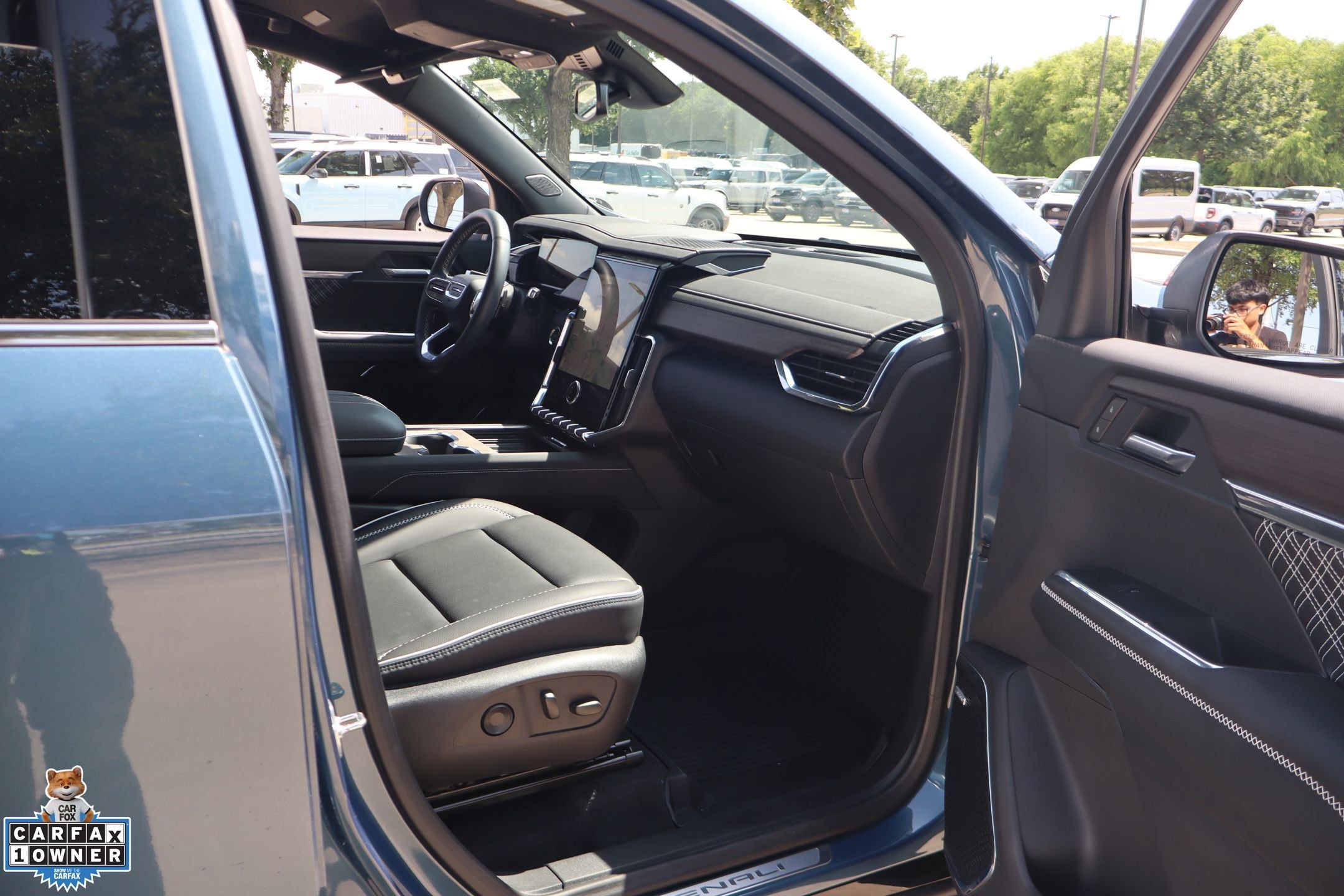 Used 2025 GMC Acadia Denali w/ LPO, Floor Liner Package FWD image 32