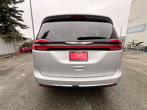 Used 2024 Chrysler Pacifica Touring-L FWD image 27