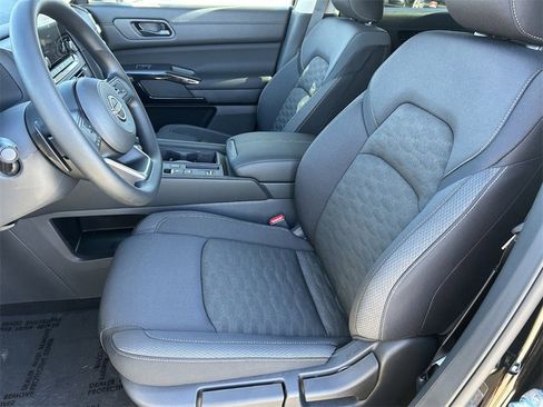 New 2025 Nissan Pathfinder S image 17