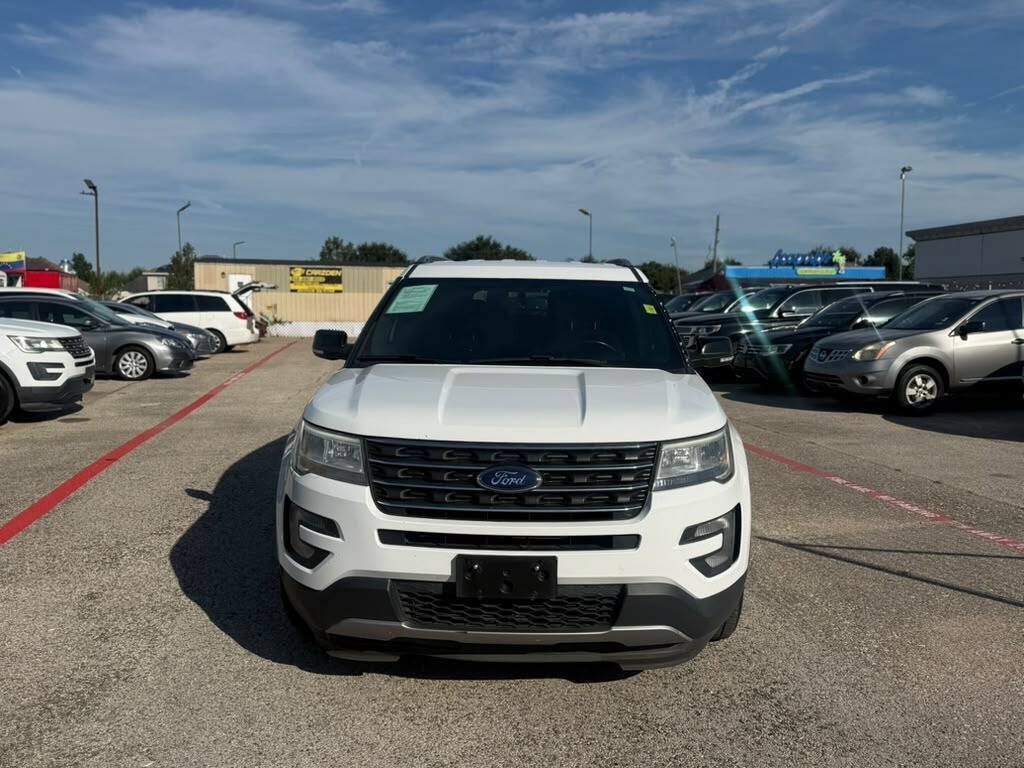 Used 2017 Ford Explorer XLT w/ Equipment Group 201A FWD image 4