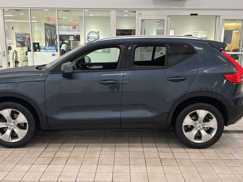 Used 2022 Volvo XC40 T5 Momentum w/ Protection Package image 8