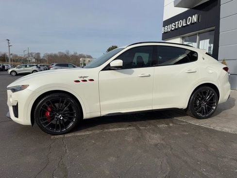 Used 2022 Maserati Levante Trofeo image 9