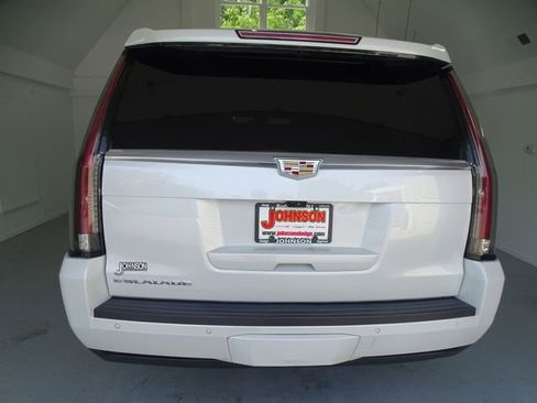 Used 2017 Cadillac Escalade ESV Platinum AWD/4WD image 22
