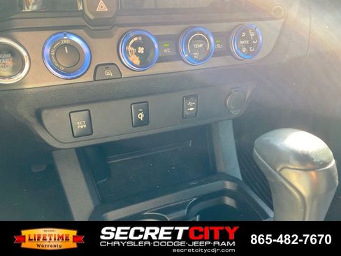 Used 2017 Toyota Tacoma TRD Sport w/ Tow Package (A/T) AWD/4WD image 17