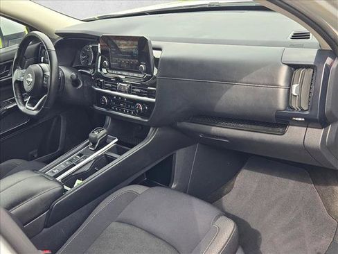 Used 2025 Nissan Pathfinder SV FWD image 20