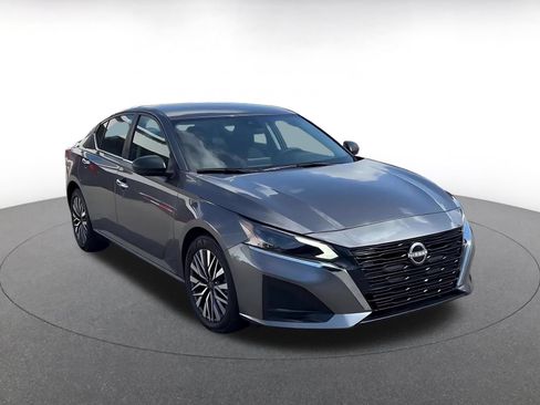 Used 2025 Nissan Altima 2.5 SV FWD image 2