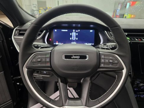 New 2025 Jeep Grand Cherokee Laredo w/ Luxury Tech Group I RWD image 16
