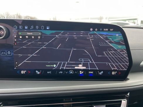 Used 2025 Chevrolet Traverse LT image 21