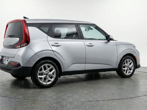 Used 2025 Kia Soul LX w/ LX Technology Package FWD image 9
