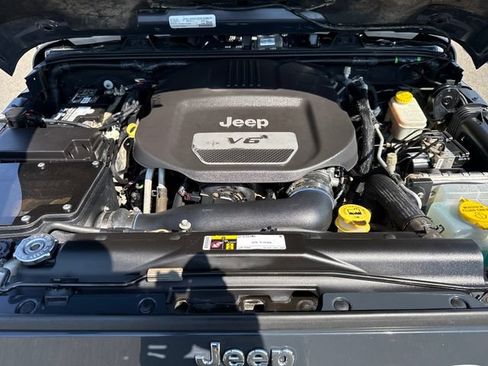 Used 2016 Jeep Wrangler Unlimited Sahara w/ Connectivity Group AWD/4WD image 25