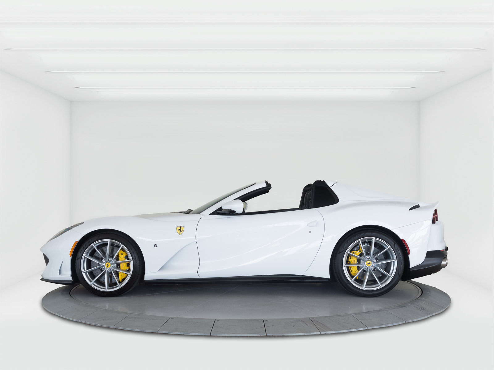 Used 2022 Ferrari 812 GTS RWD image 2