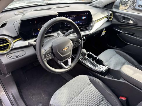 Used 2025 Chevrolet Trax LT w/ LT Convenience Package image 19