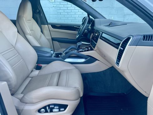 Used 2021 Porsche Cayenne Turbo image 15
