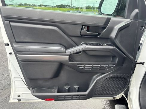 Used 2025 Toyota Tacoma SR5 AWD/4WD image 7