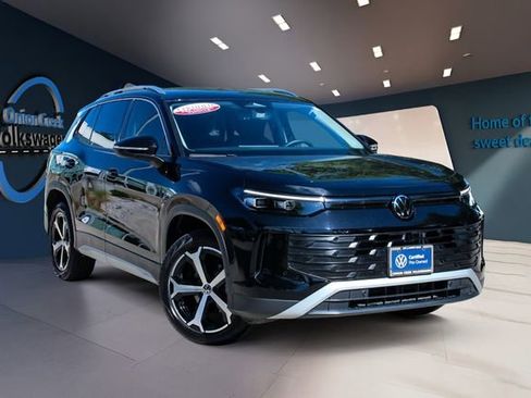 Certified 2025 Volkswagen Tiguan SE image 3