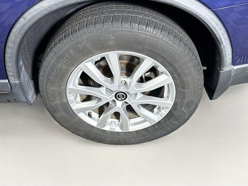 Used 2018 Nissan Rogue SV image 11