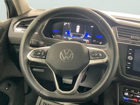 Certified 2024 Volkswagen Tiguan SE w/ Panoramic Sunroof Package AWD/4WD image 17