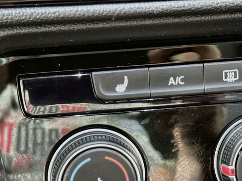 Used 2023 Volkswagen Taos SE w/ Panoramic Sunroof Package AWD/4WD image 3