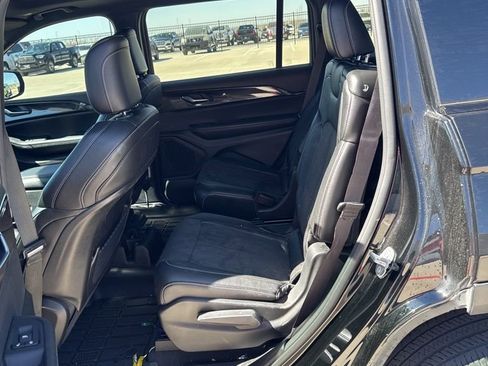 Used 2023 Jeep Grand Cherokee L Laredo image 13