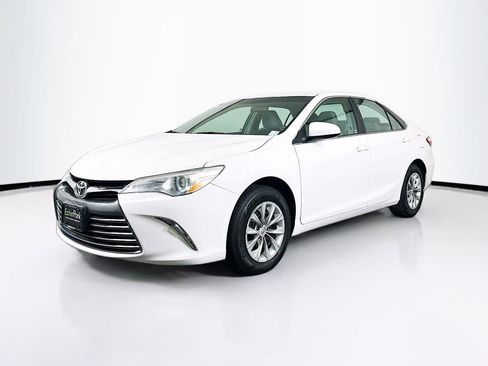 Used 2017 Toyota Camry LE image 3