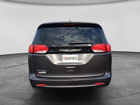 Used 2023 Chrysler Voyager LX FWD image 8