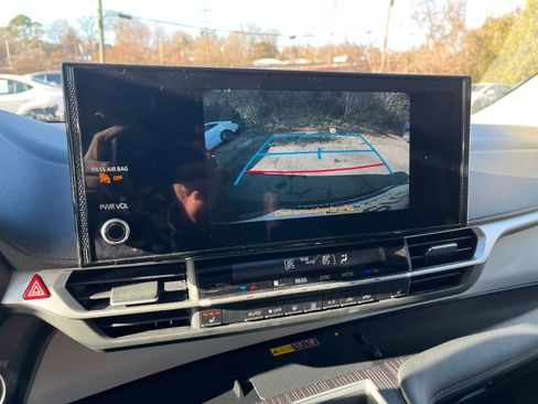 Used 2025 Toyota Sienna XLE image 27