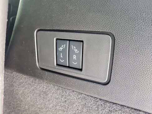 Used 2025 Cadillac XT6 Luxury FWD image 16