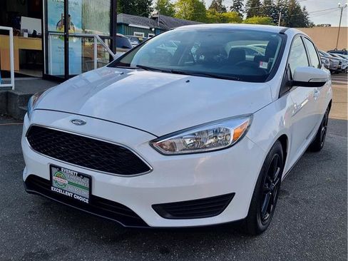 Used 2015 Ford Focus SE FWD image 1