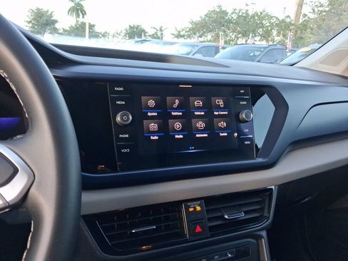 Certified 2022 Volkswagen Taos SE FWD image 21