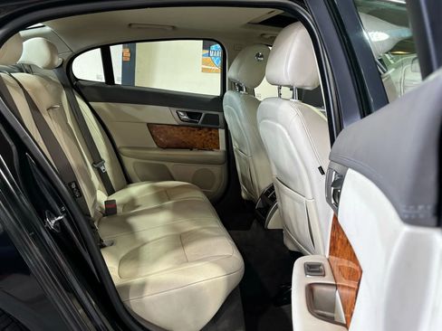 Used 2010 Jaguar XF Premium image 11