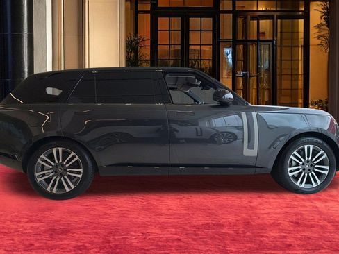 New 2025 Land Rover Range Rover Long Wheelbase SE AWD/4WD image 18