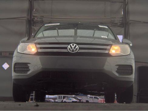 Used 2016 Volkswagen Tiguan S image 3