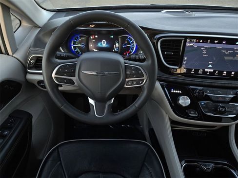 Used 2023 Chrysler Pacifica Limited image 14
