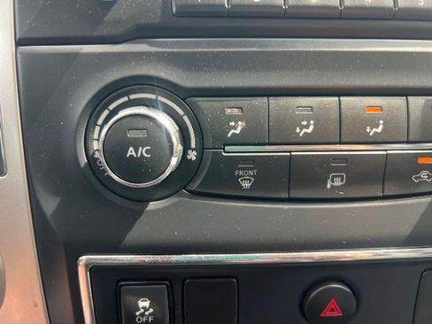 Used 2017 Nissan Titan SV image 35