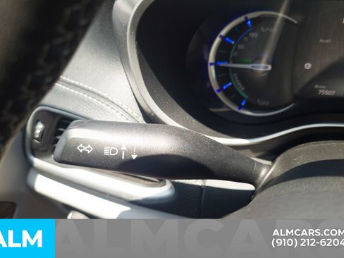 Used 2023 Chrysler Pacifica Touring-L FWD image 31