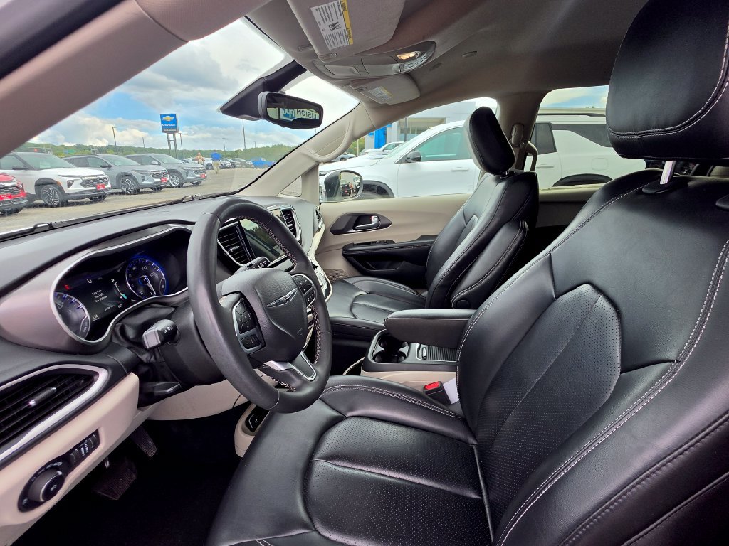 Used 2023 Chrysler Pacifica Touring-L FWD image 17